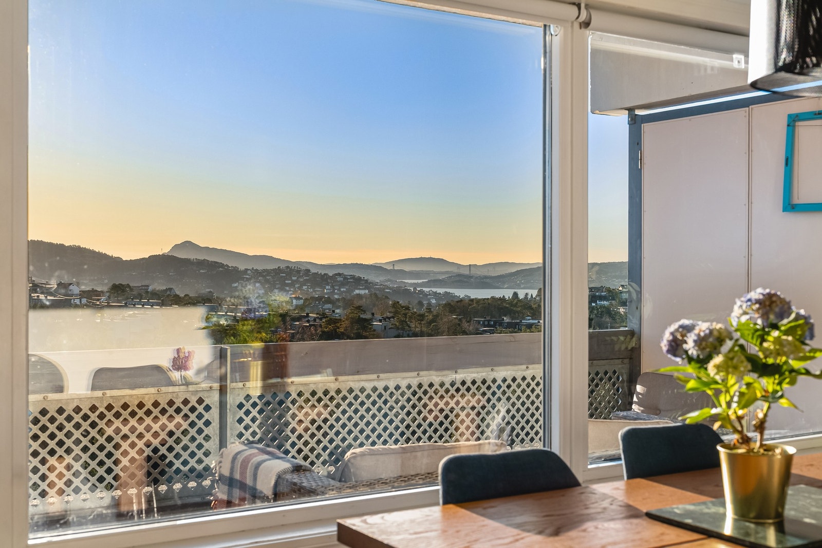 Fra stuen har man utgang til balkong på hele 10 kvadratmeter Galleribilde