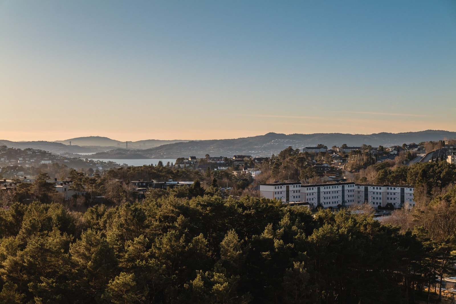 Boligen ligger i et svært rolig nabolag med kort vei til alt man trenger i hverdagen Galleribilde