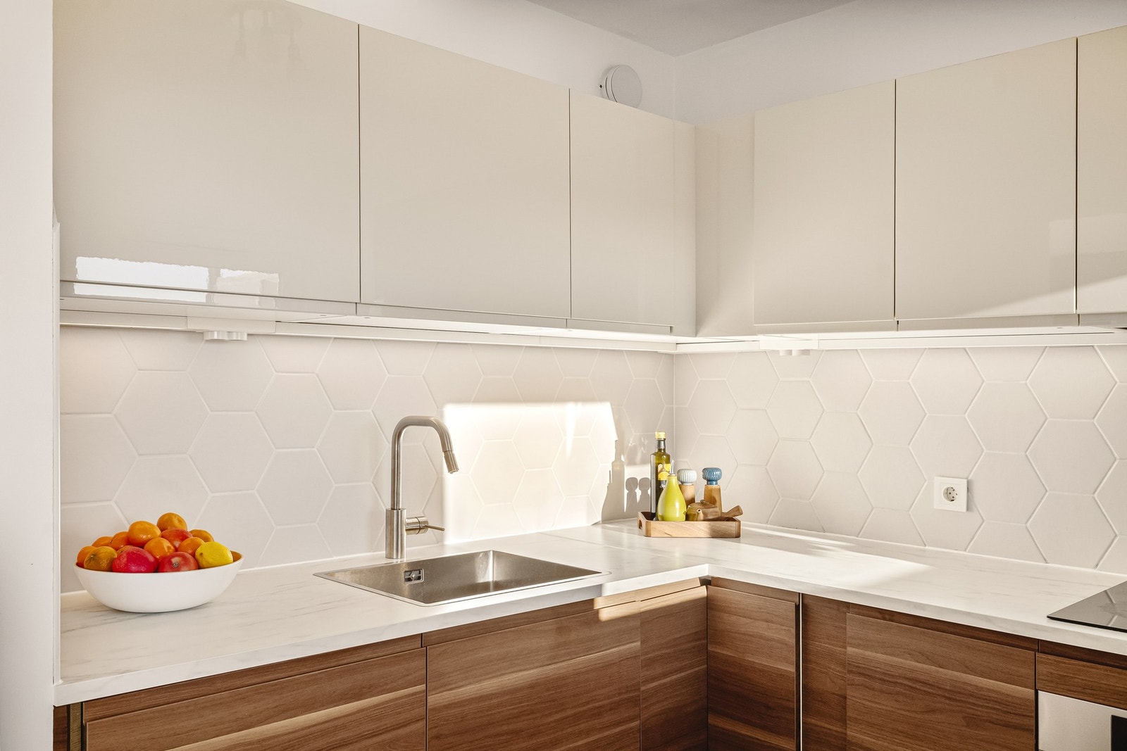 Både over- og underskap sikrer godt med oppbevaringsplass Galleribilde