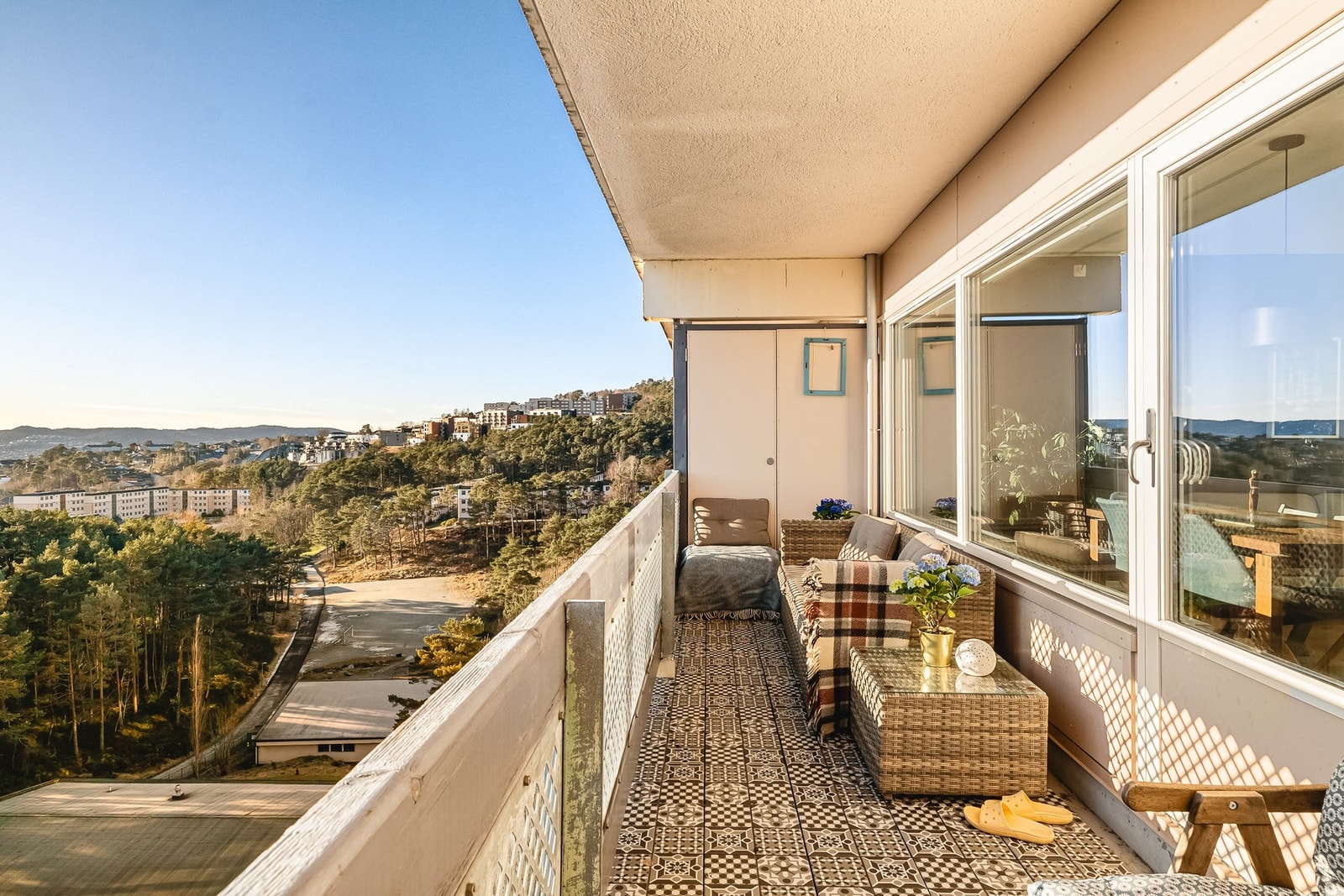 Balkongen har god plass til ønsket møblement og er en fin forlengelse av stuen Galleribilde