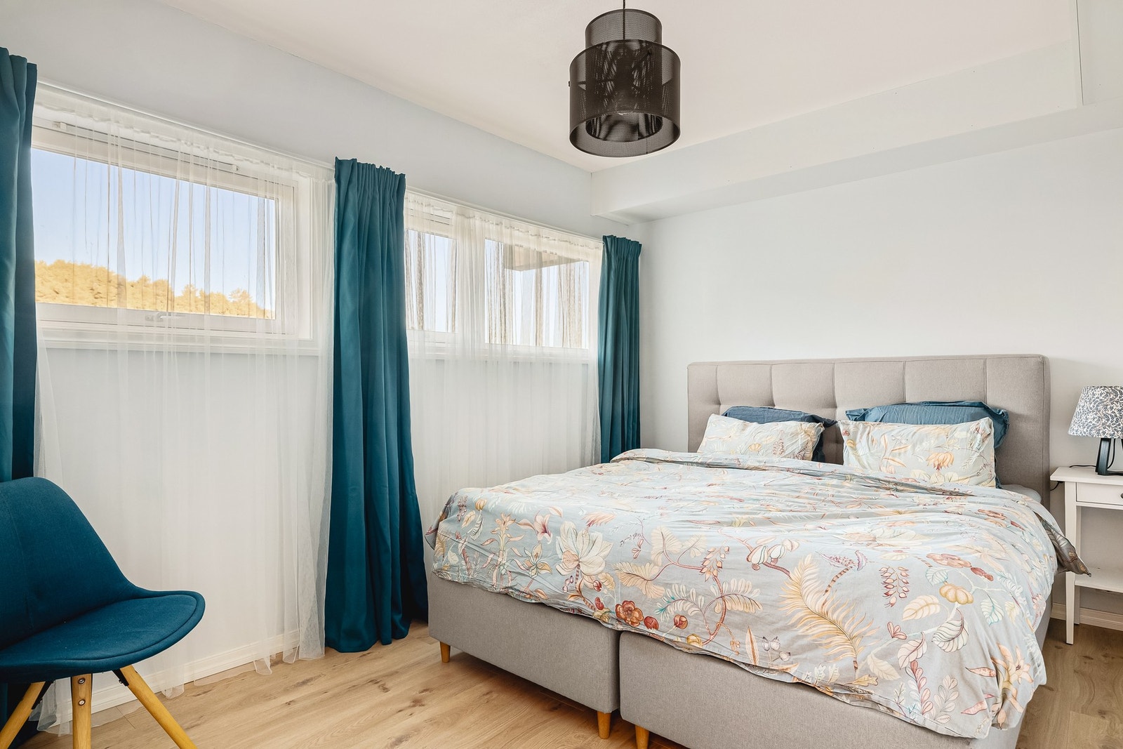 Soverommet er romslig og har god plass til ønsket møblement Galleribilde