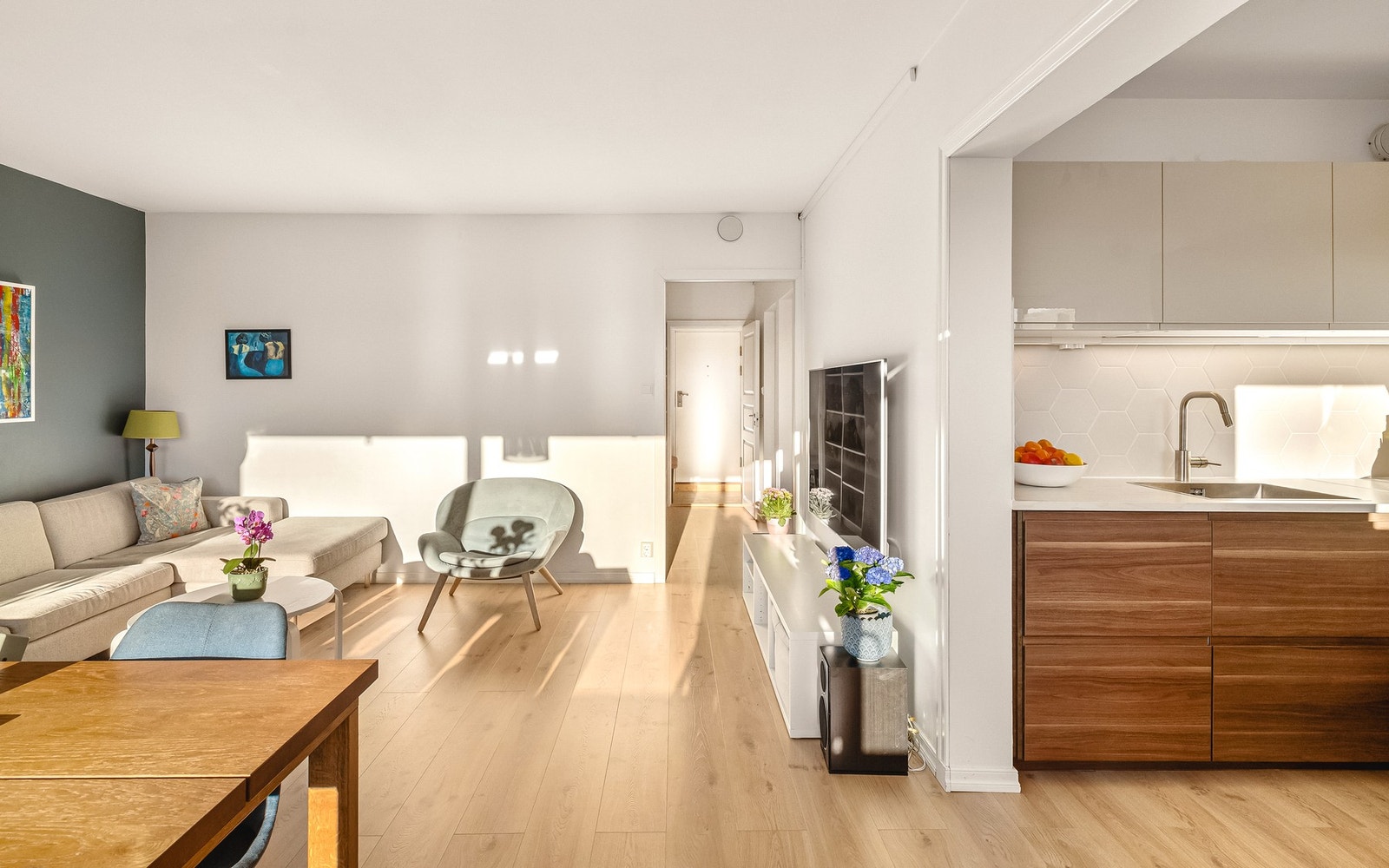 Leiligheten består av entré, stue, kjøkken, soverom, bad og bod Galleribilde