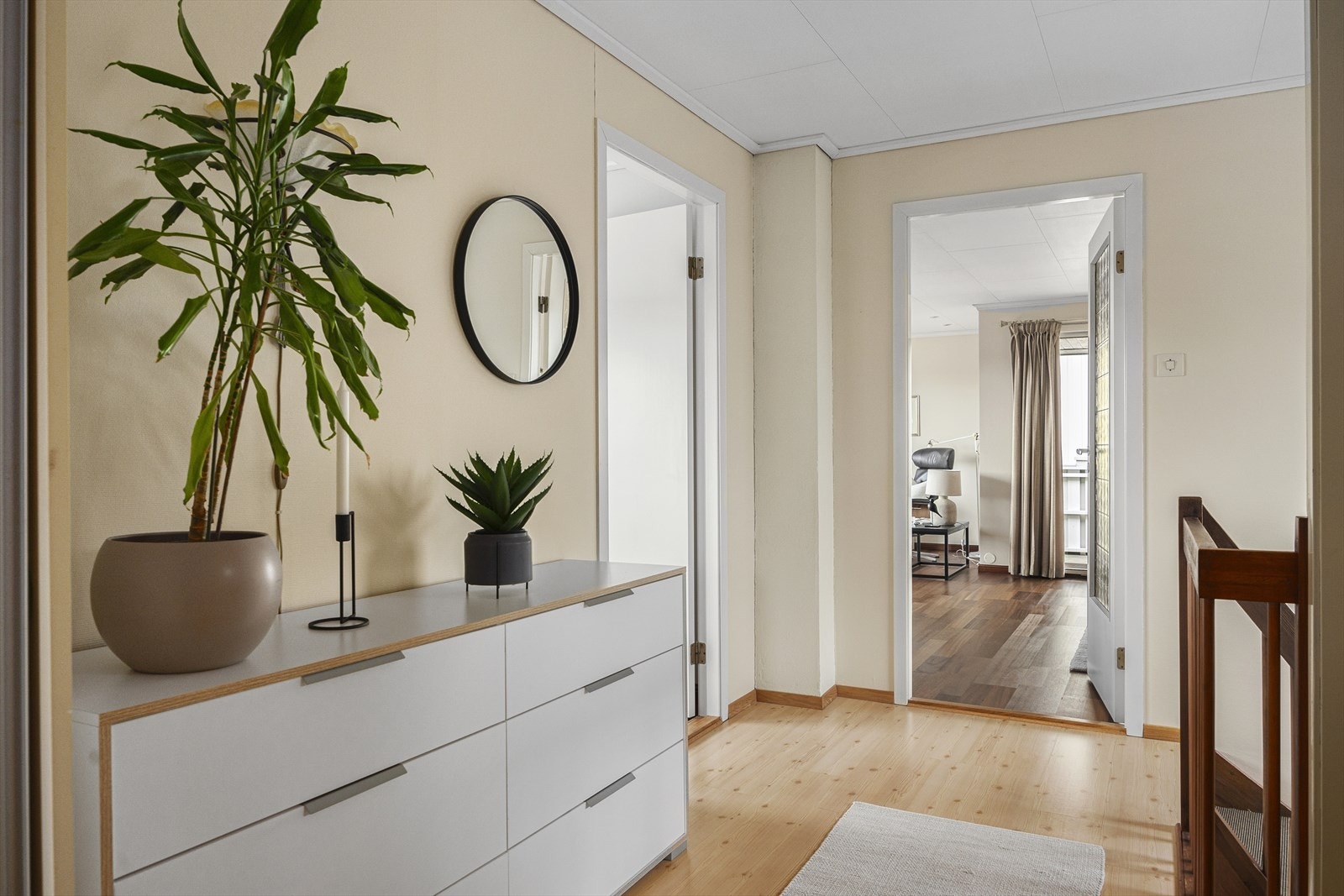 Du ønskes velkommen i en fin entré/gang som gir et godt førsteinntrykk. Her finner du god plass til å henge fra deg yttertøy og sko, noe som gjør start og slutt på dagen praktisk og oversiktlig. Galleribilde