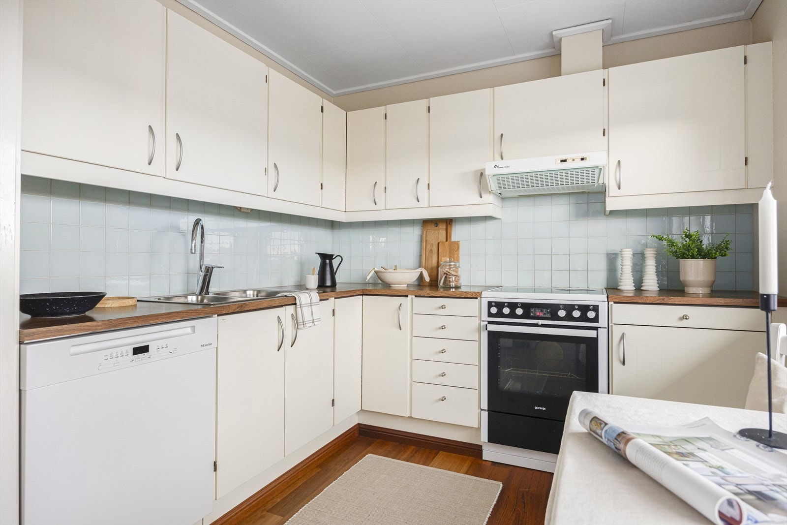 Frittstående hvitevarer medfølger handelen. Galleribilde