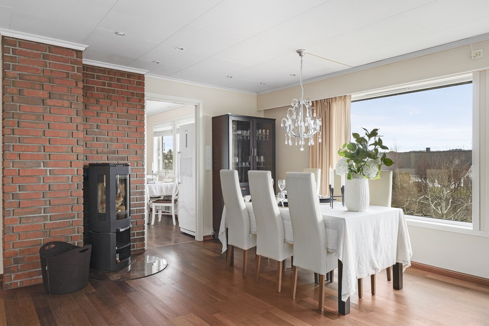 Vedovnen og varmepumpen gir en behagelig temperatur året rundt. Galleribilde