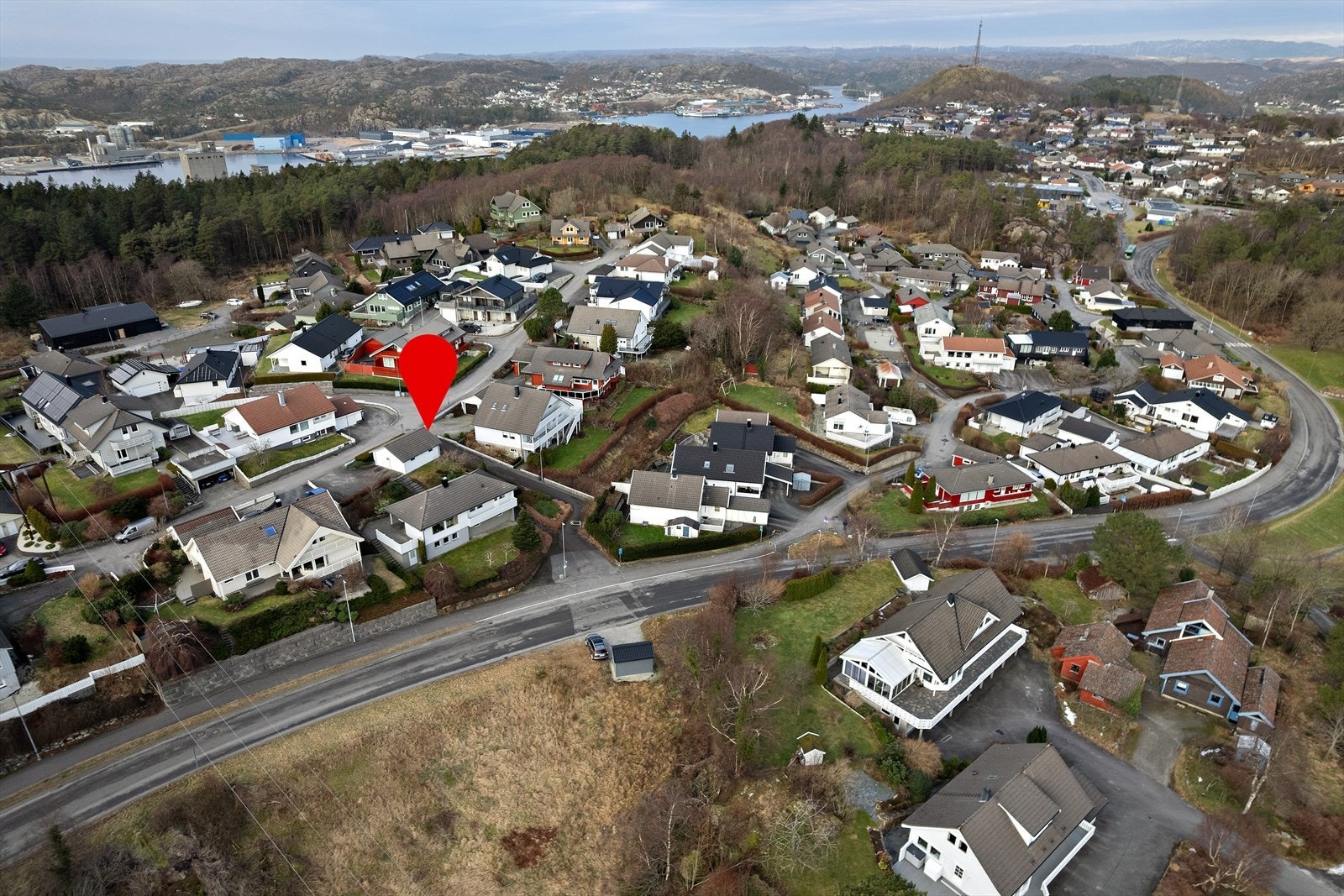 Rindaveien 15 ligger i et attraktivt og barnevennlig område i Egersund, perfekt for familier som ser etter det lille ekstra. Skole, barnehager og dagligvarebutikk ligger like ved. Galleribilde