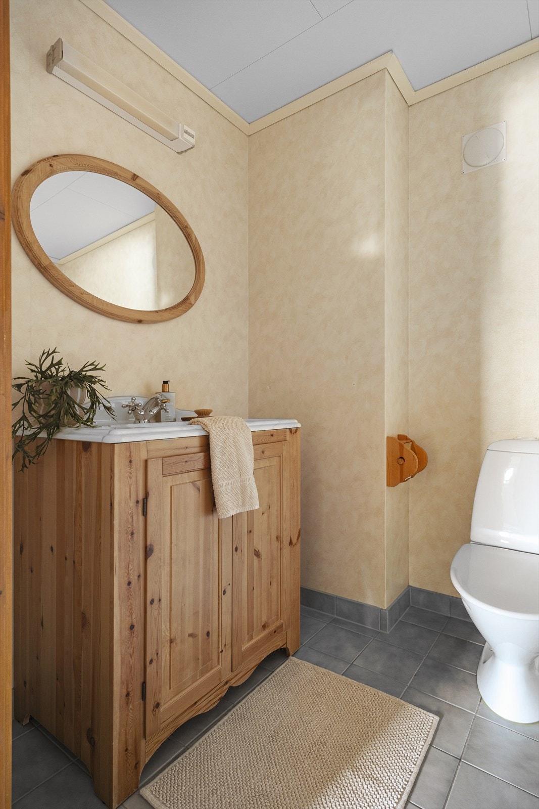 Badet i underetasjen har badekar, samt servant i benkeskap og toalett. Galleribilde