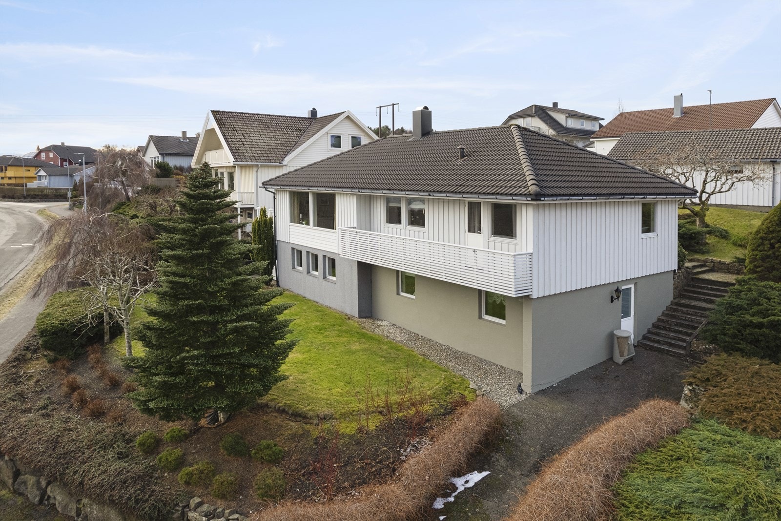 Tomten er en av eiendommens høydepunkter og fremstår som fint opparbeidet. Hagen har plen og frodig beplantning som gir en vakker ramme rundt eiendommen. Galleribilde