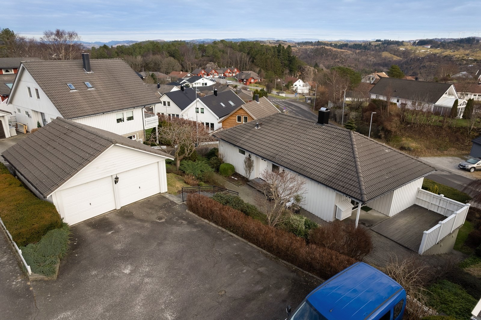 Parkering i garasje og i eget gårdsrom. Galleribilde