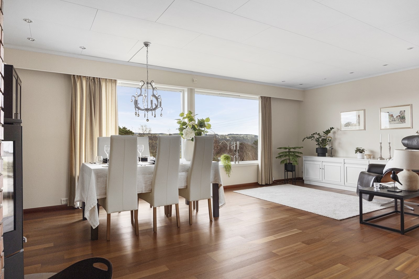 Fin spiseplass like ved kjøkkenet. Galleribilde