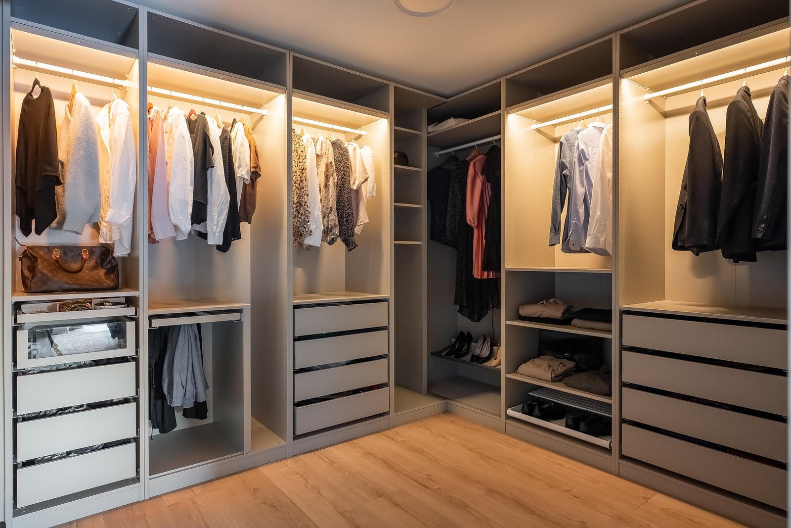 Smart og praktisk garderoberom på hele 9,3m². Galleribilde