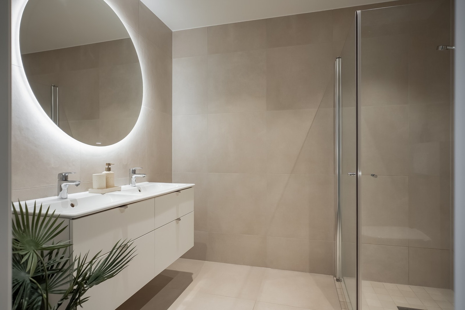 Boligen har bad i begge etasjer. En svært praktisk løsning for både familier og gjester. Galleribilde