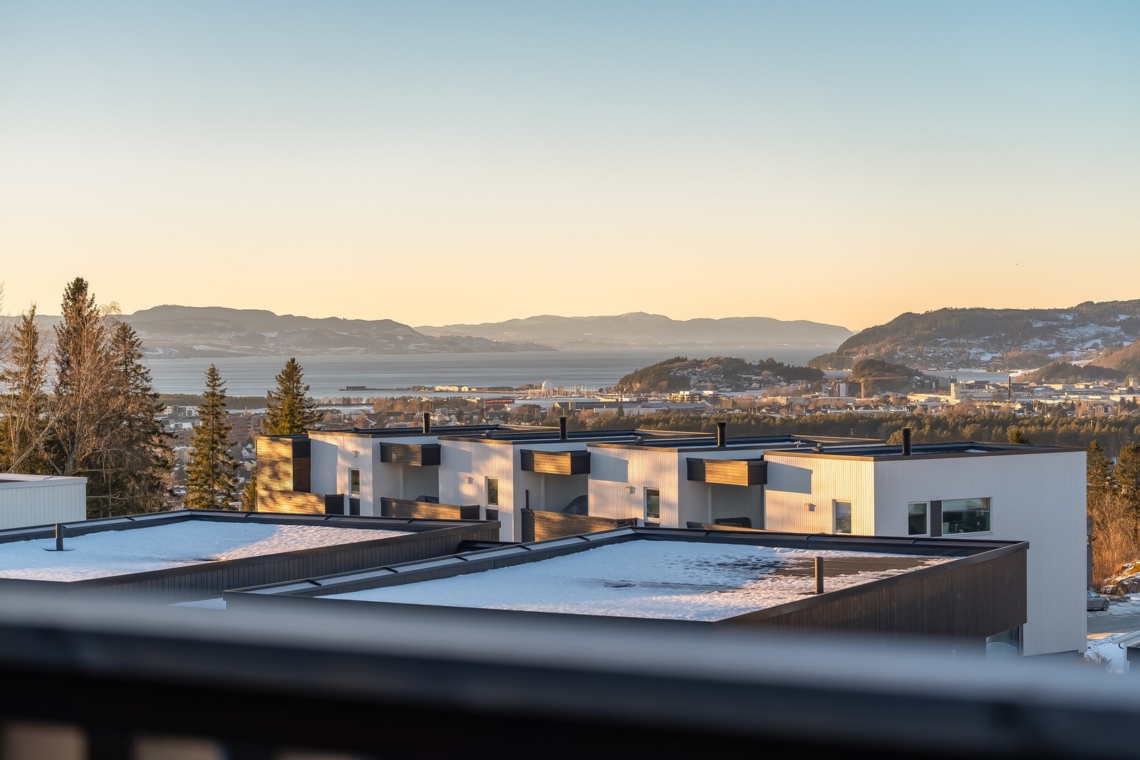 Det er nydelig utsikt utover fjorden i tillegg til meget gode solforhold. Galleribilde