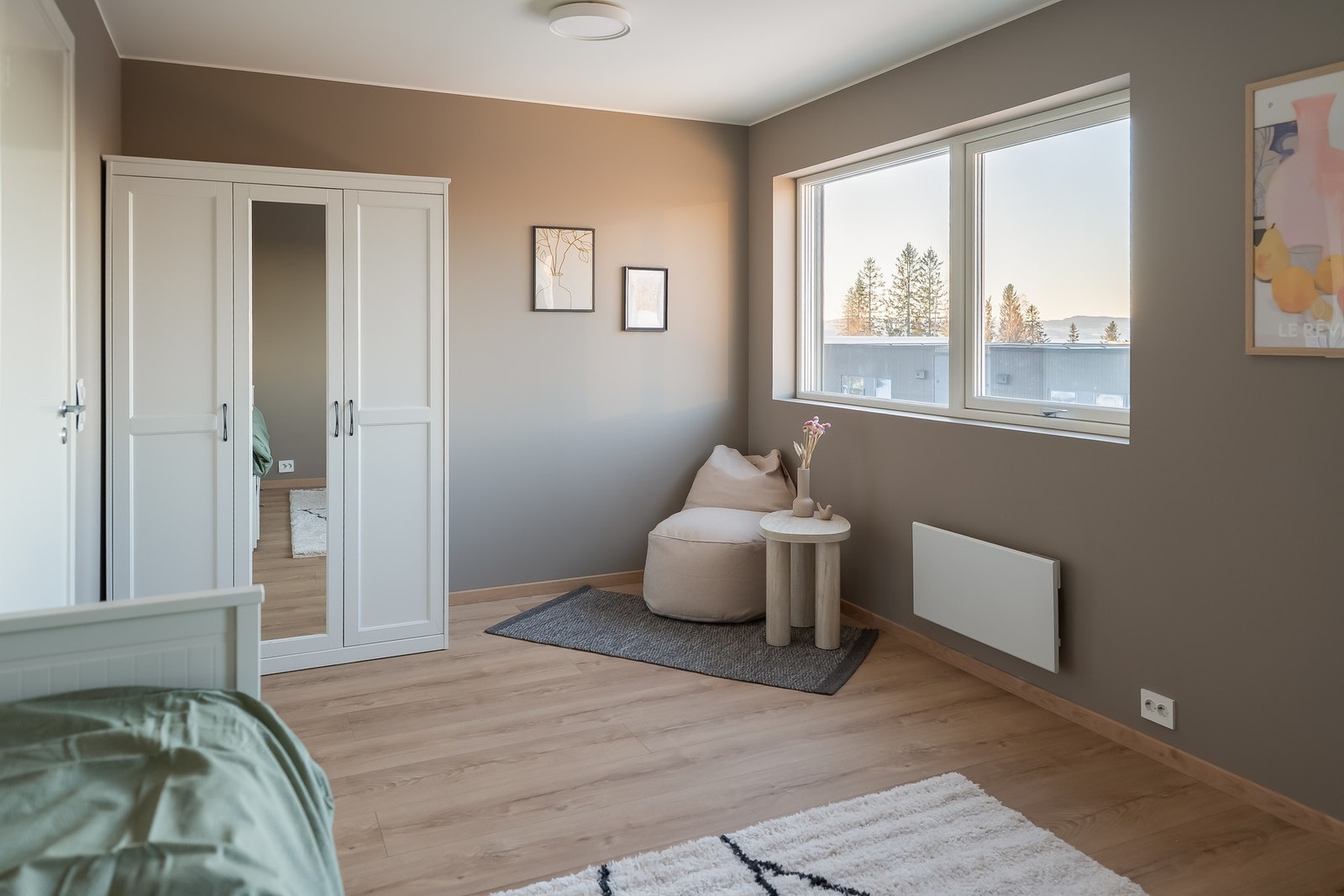 Eneboligen har til sammen fire pene soverom, henholdsvis to i første etasje og to i sokkeletasjen. Galleribilde