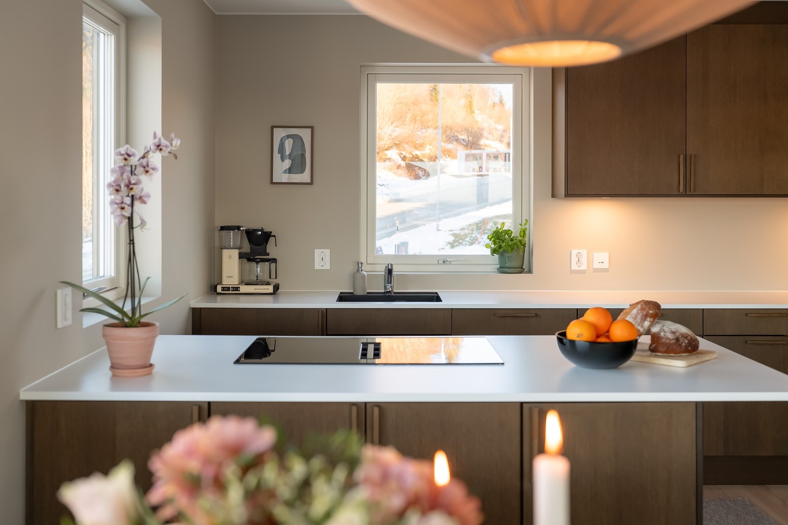 Påkostet kjøkken ligger i åpen løsning mot stuens spisedel og er holdt i et lekkert, moderne design som kler boligen godt. Galleribilde