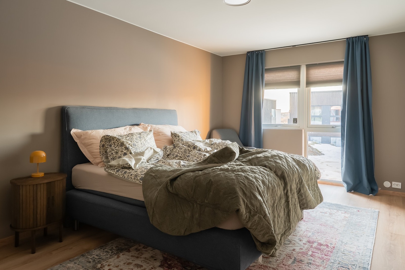 Hovedsoverommet er av god størrelse og har samme materialvalg som ellers i boligen. Galleribilde