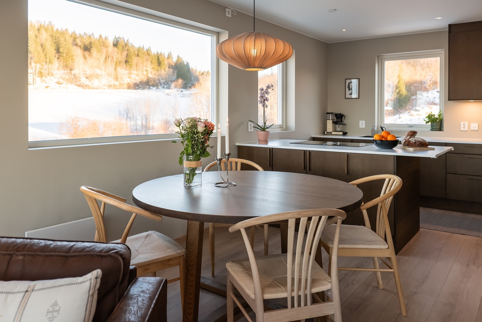 Vinduene slipper inn mye naturlig lys som gjør dette til et hyggelig oppholdsrom. Galleribilde