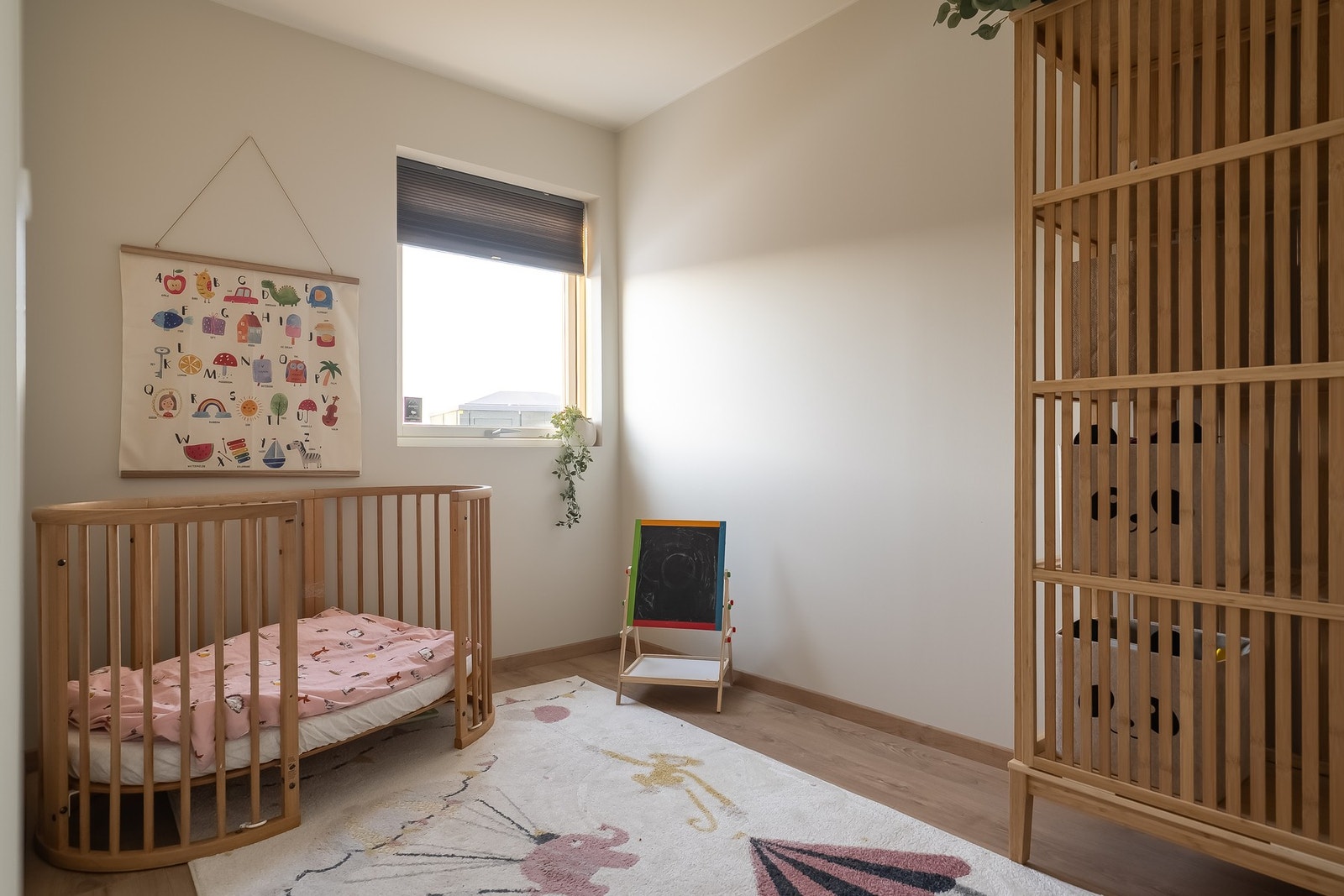 Soverom nr 2 i sokkel er på 7m², er av praktisk utformelse som gjør det enkelt å møblere etter ønske og behov. Galleribilde