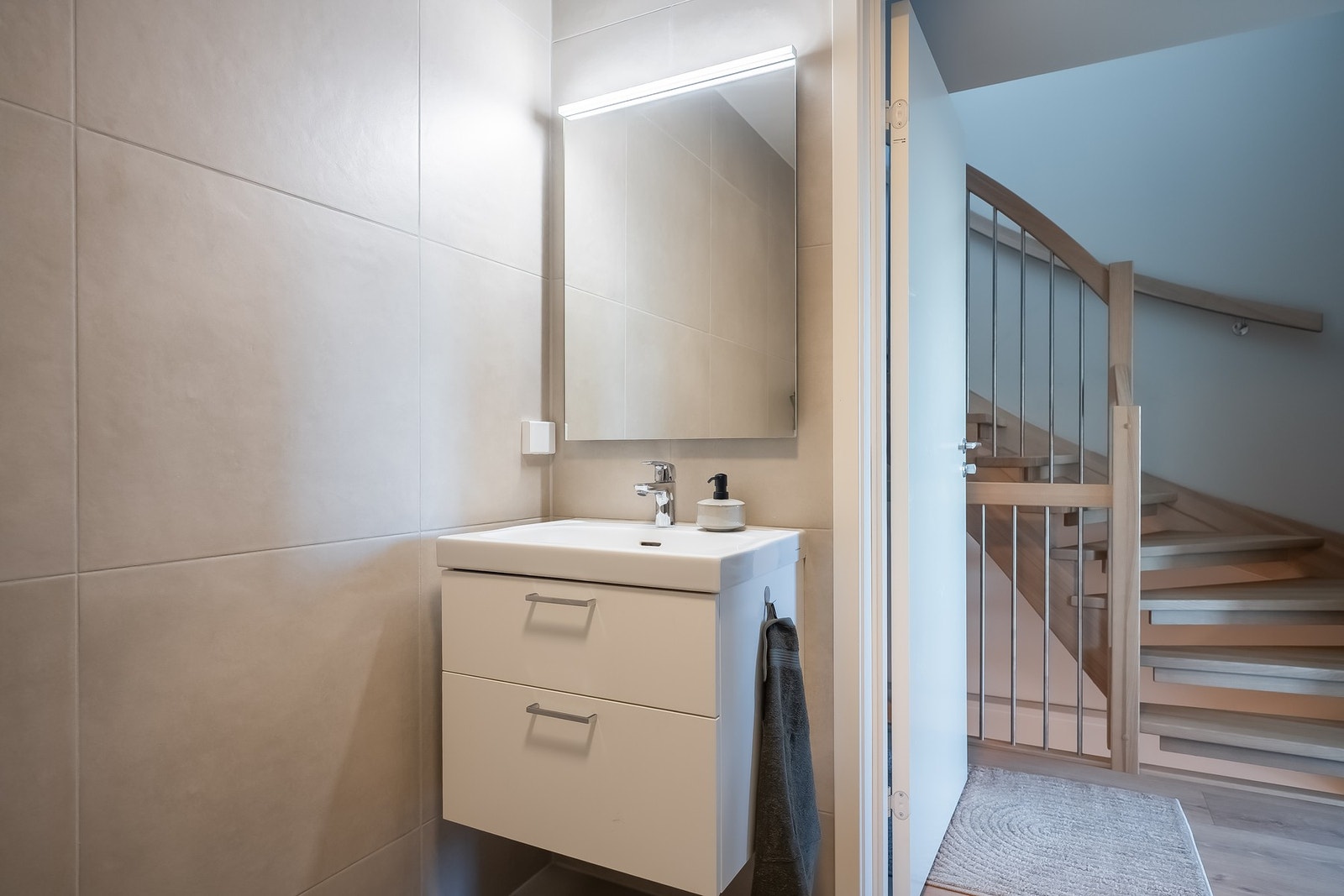 Badet består av dusj med innfellbare dusjdører, vegghengt WC og innredning med servant. Galleribilde