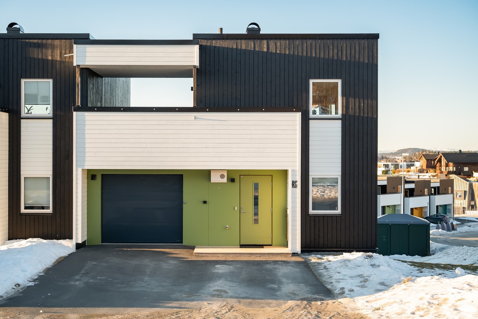 En strøken og moderne bolig beliggende i et populært område i Husbyåsen. Galleribilde