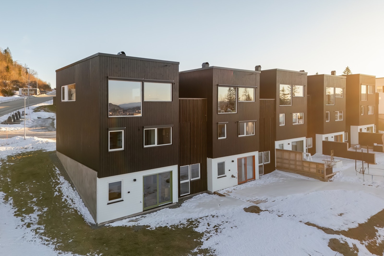 I bakkant og på siden av boligen ligger en lettstelt og pen hage med adkomst fra sokkeletasjen. Galleribilde