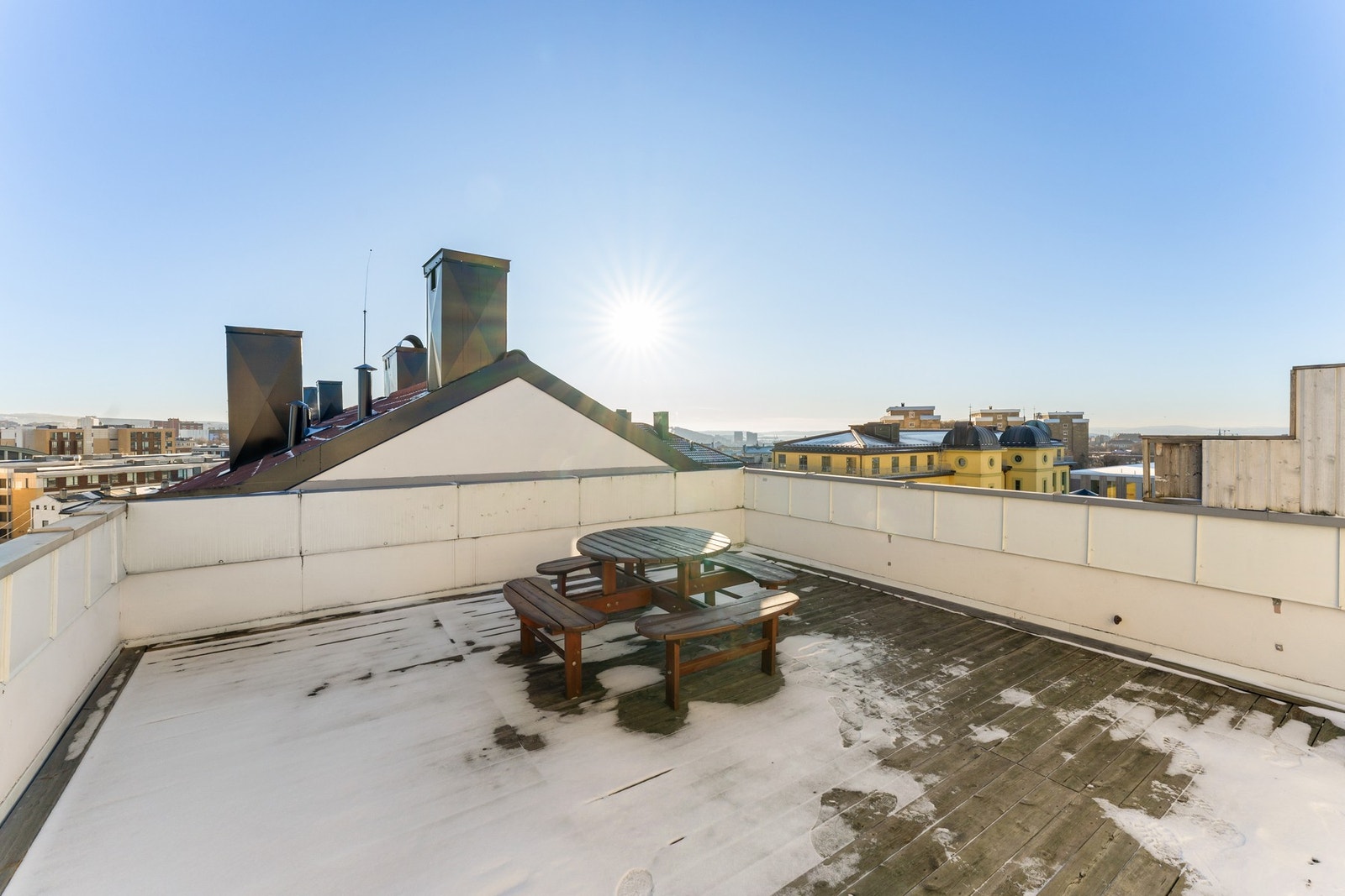 Den romslige felles takterrassen byr på gode solforhold og er et hyggelig samlingspunkt hvor man kan nyte fine dager sammen med venner og familie. Galleribilde