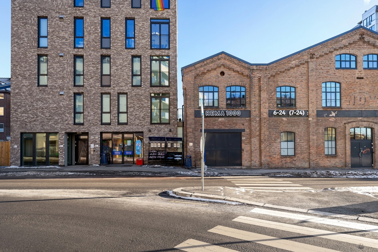 Leiligheten ligger i et morsomt arkitektonisk område, med god blanding av moderne og bevaringsverdig bebyggelse.. som bygget til Rema 1000. Galleribilde