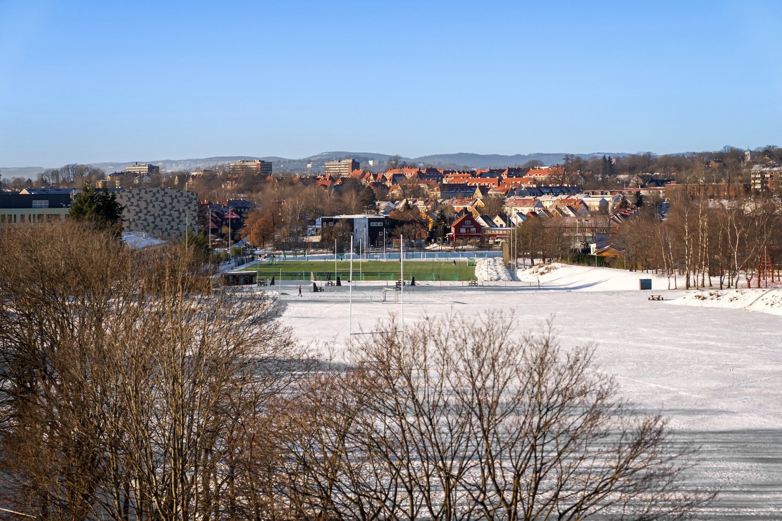 Voldsløkka har flere idrettsbaner, bl.a. fotball, volleyball, tennis, og innendørs skatehall. Det arrangeres også konserter her. Galleribilde
