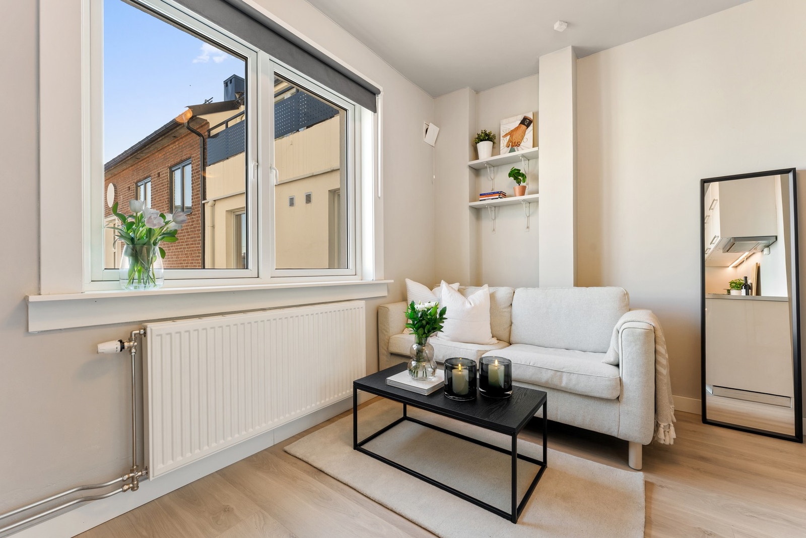 Leiligheten har vinduer fra 2016 som slipper inn godt med naturlig lys. Galleribilde