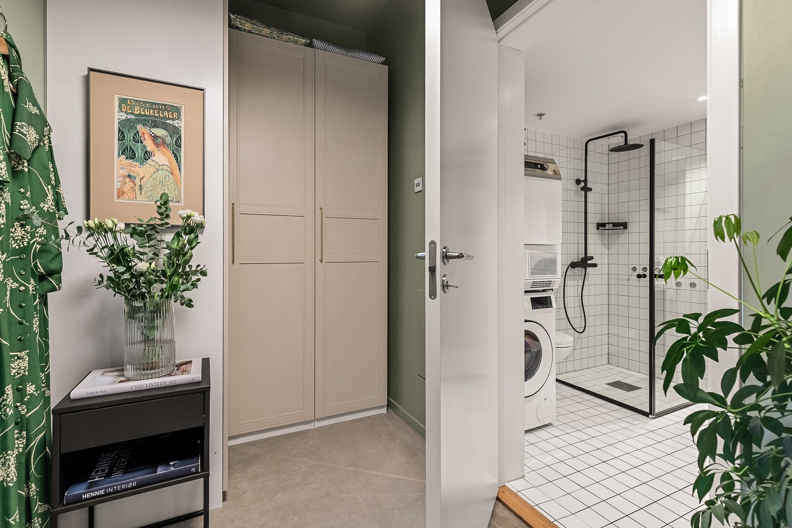 Gode oppbevaringsmuligheter for klær og øvrig i garderoben i mellomgang. Galleribilde