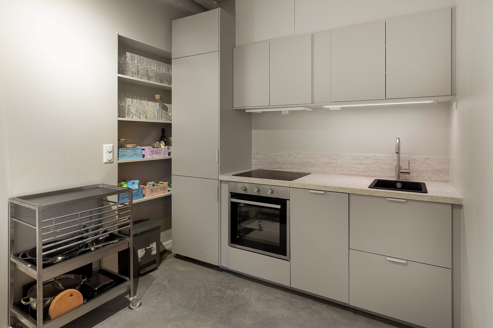 Kjøkken fra 2024 etter re-etableringen av hybel utført av nåværende eier. Galleribilde