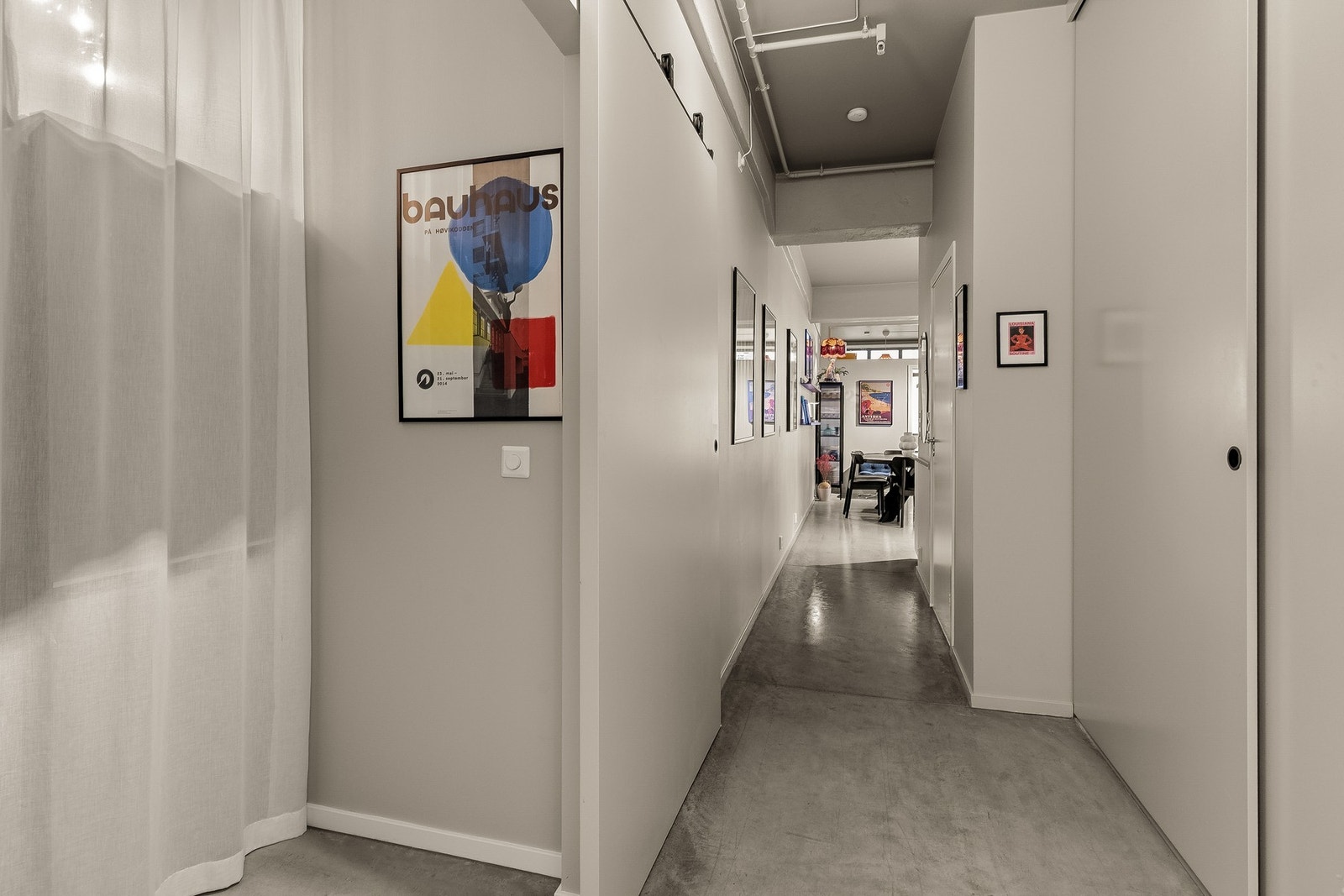 Svært gode oppbevaringsmuligheter i stor skyvedørsgarderobe t.h., samt i innvendig bod t.v. Galleribilde