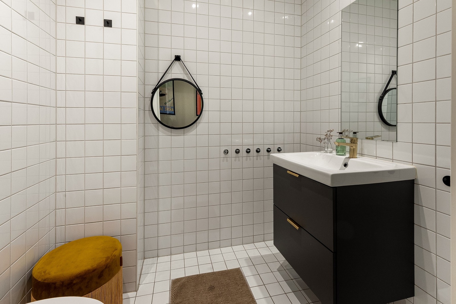 Ifm. leilighetens gang, er det også et toalettrom. Galleribilde