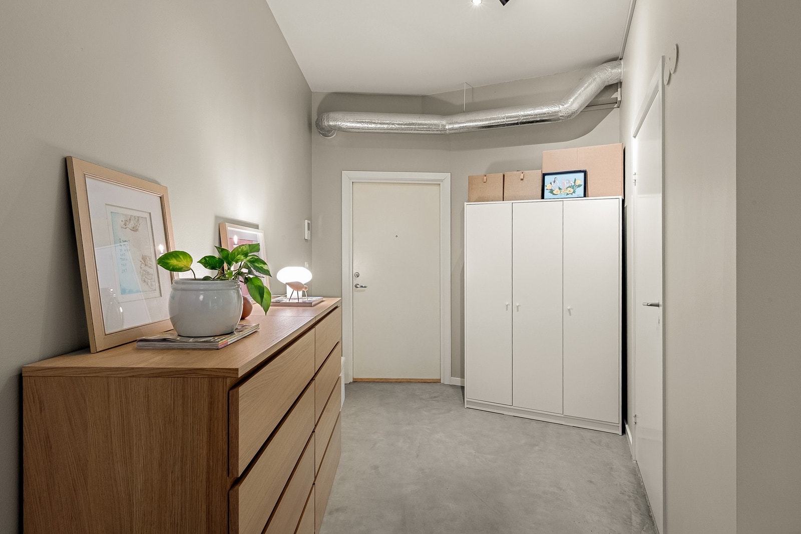 Stor gang ifm. hybeldelen som gir gode oppbevaringsmuligheter. Galleribilde