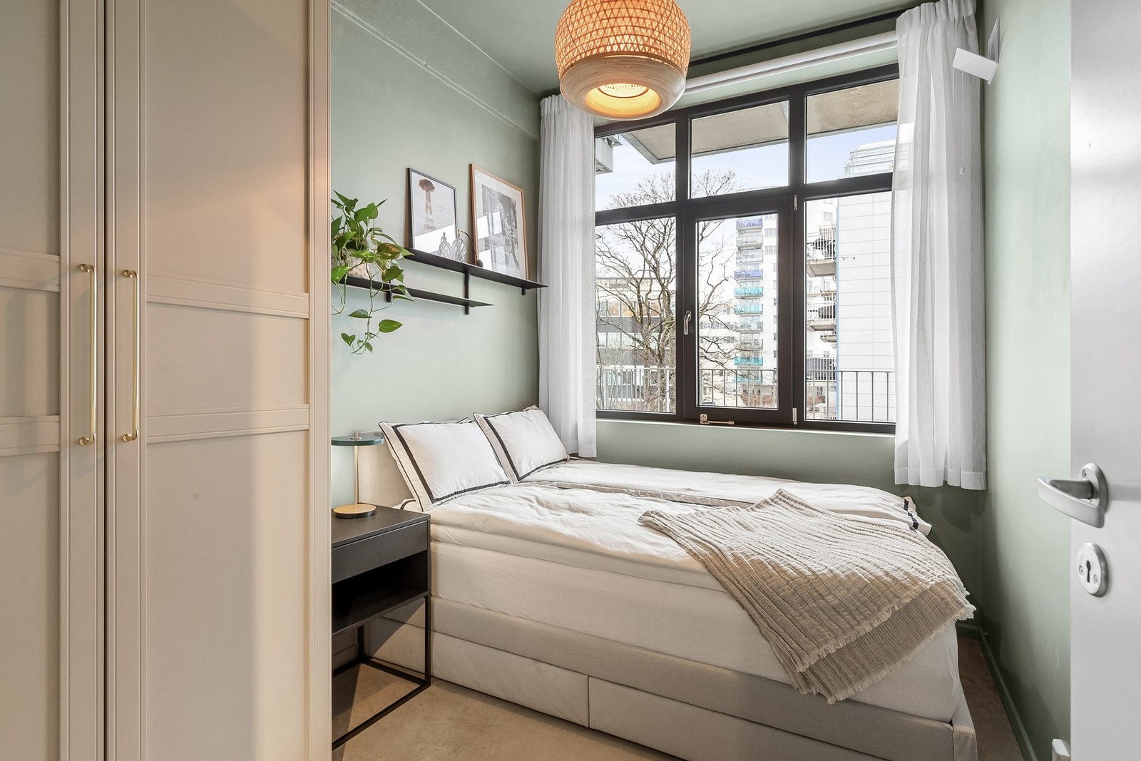 Soverom I. Vindu ut mot egen balkong. Galleribilde