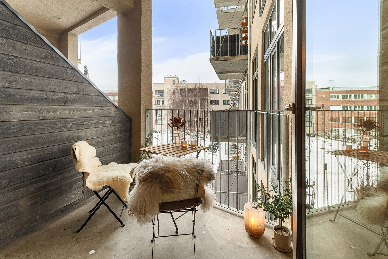 Overbygd balkong som fint kan benyttes ved flere årstider. Galleribilde