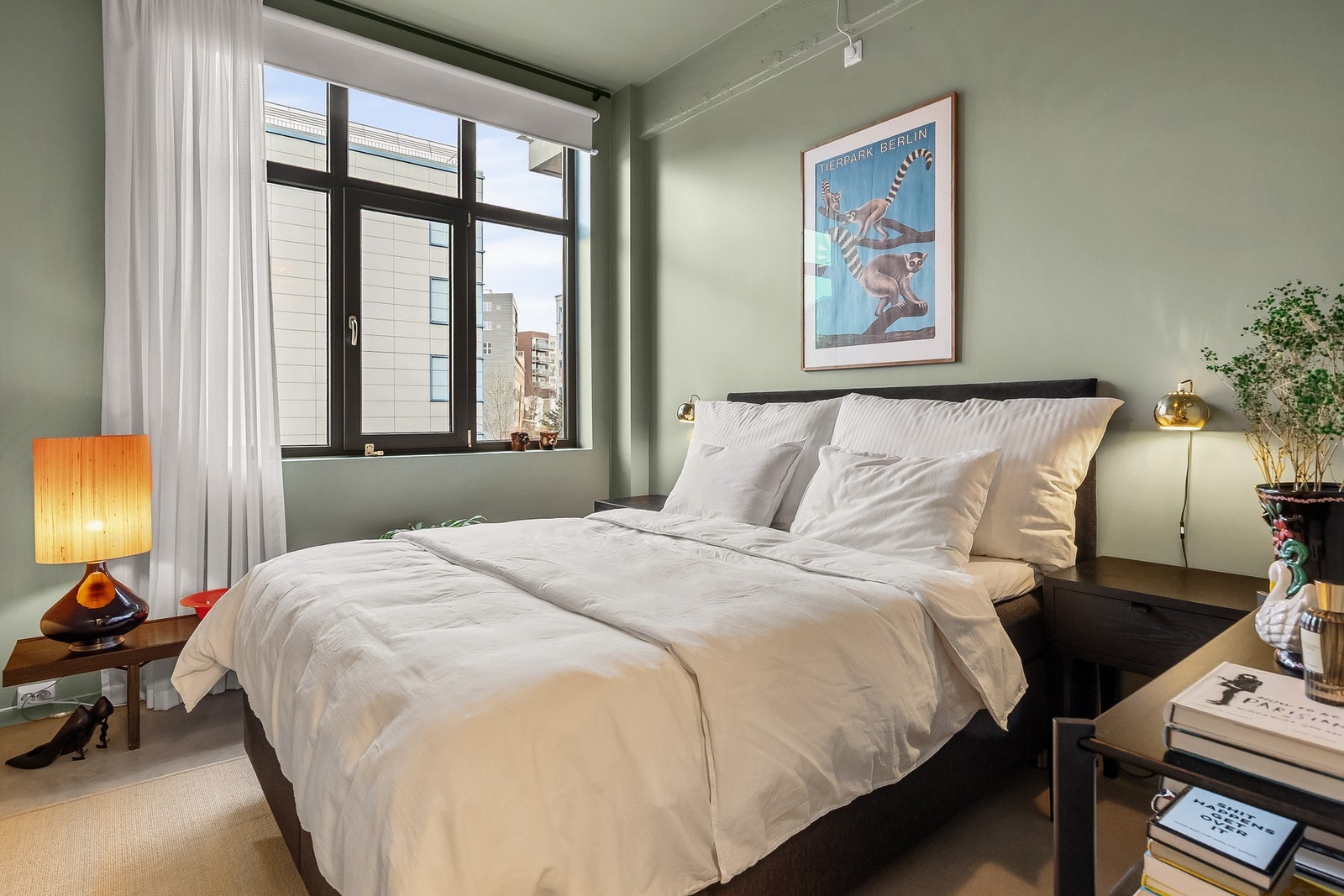 God plass til stor seng, nattbord og øvrig soveromsmøblement. Galleribilde