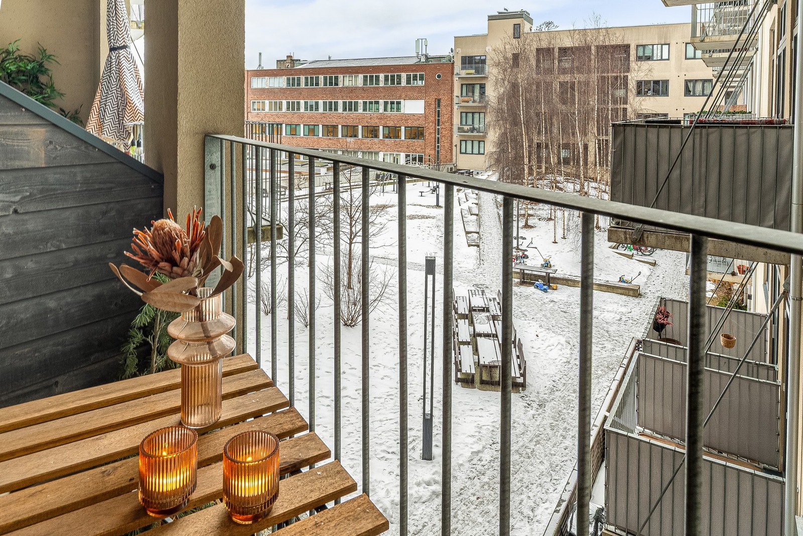 Ettermiddag- og kveldssol, med sol på balkongen fra ca. kl. 16:00-19:30 på sommerstid. Galleribilde