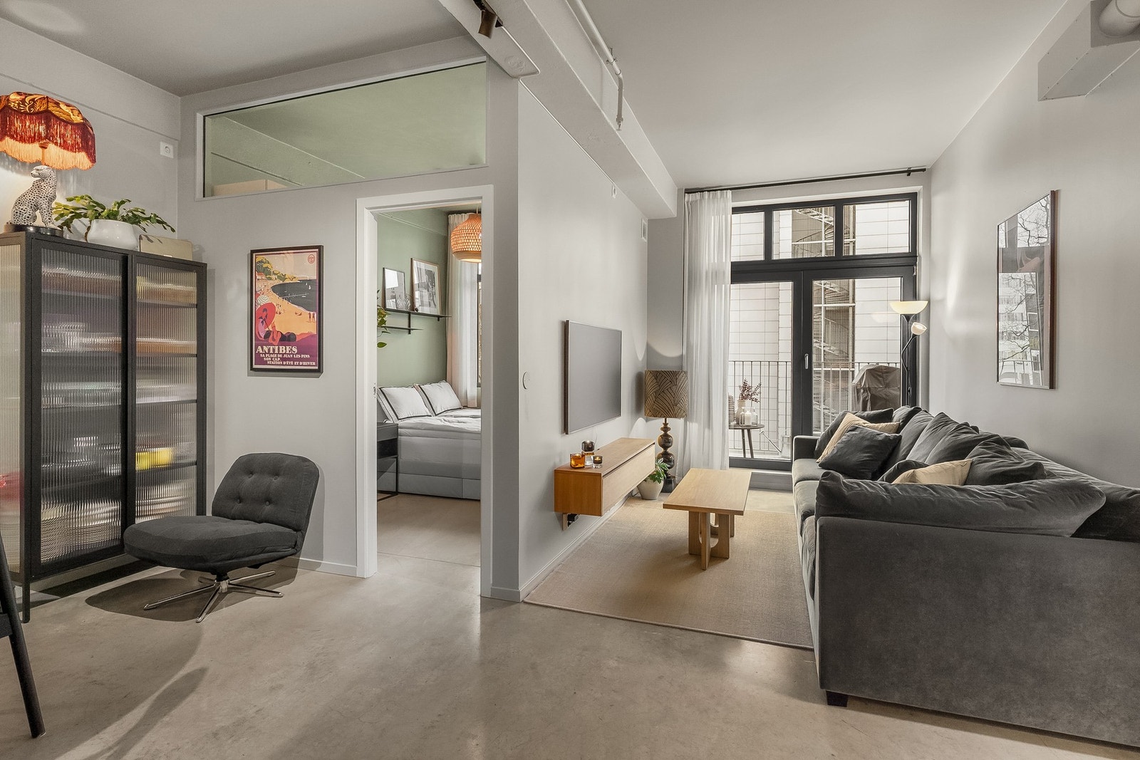 Store vindusflater og glassfelt i den ene soveromsveggen gir godt med lysinnslipp i stue/kjøkken. Galleribilde