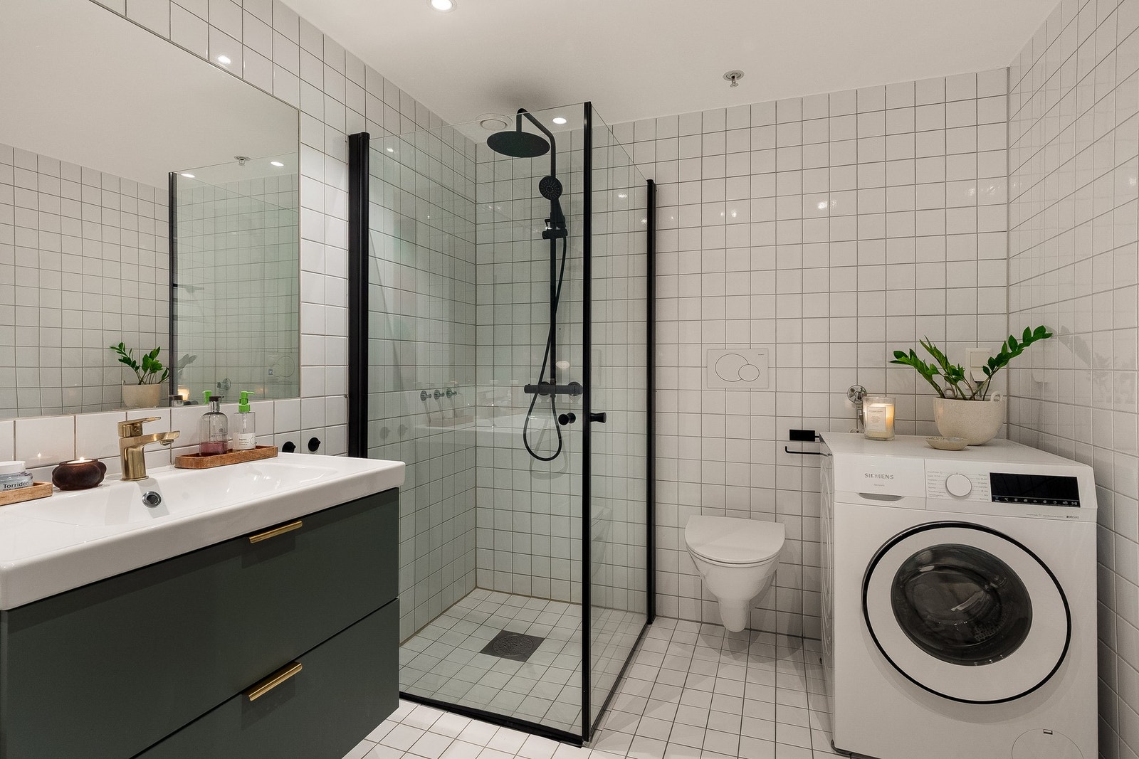 Hybelen har et stort bad for sin størrelse, med alt man trenger. Servantinnredning fra 2022. Galleribilde