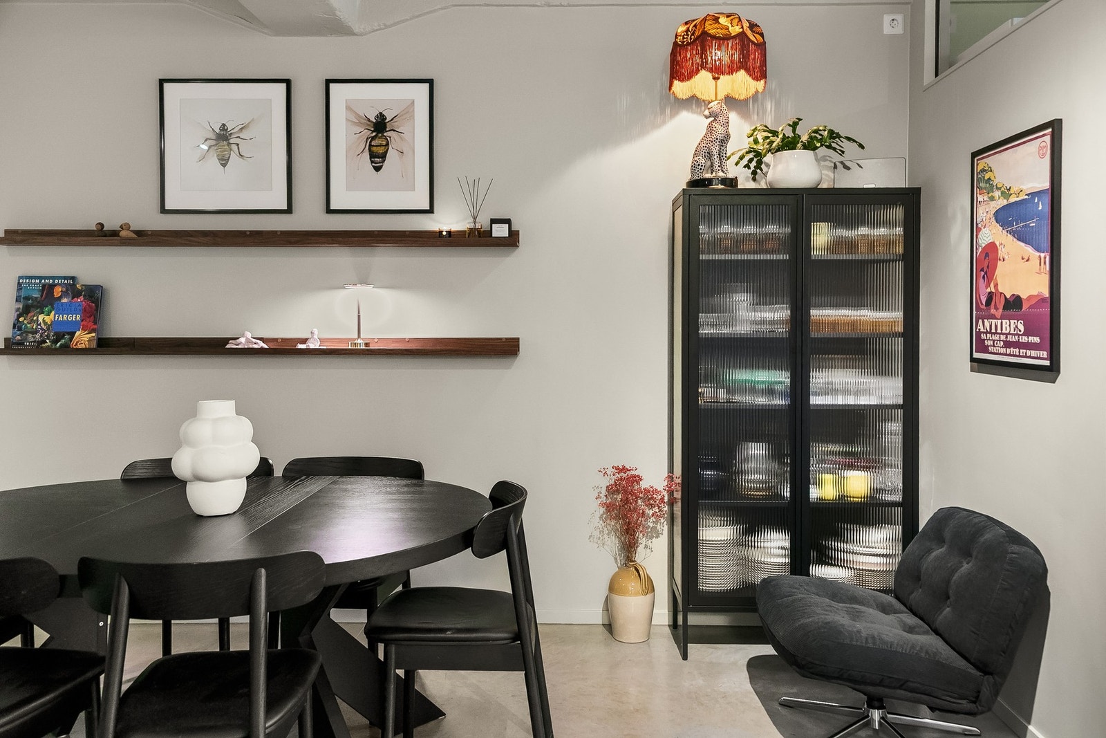 God plass til et stort spisebord for sosiale lag. Galleribilde