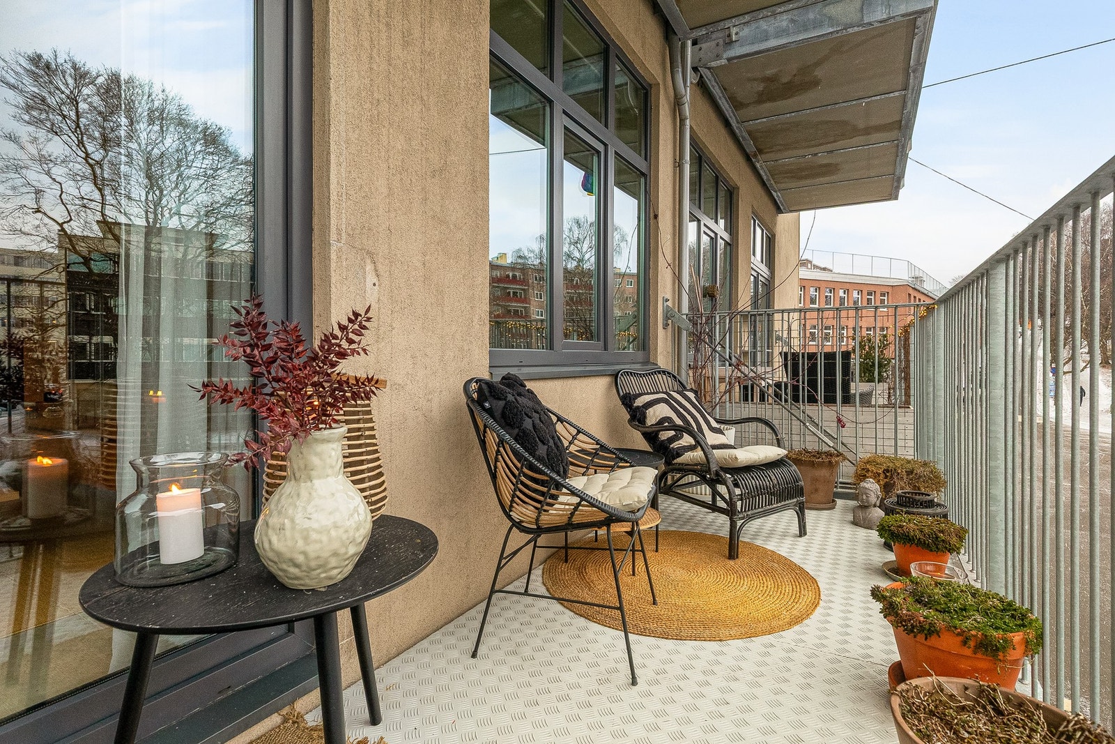 Gjennom doble fløydører fra stuen, tar man seg ut til en romslig balkong på ca. 7,8 m2. Galleribilde