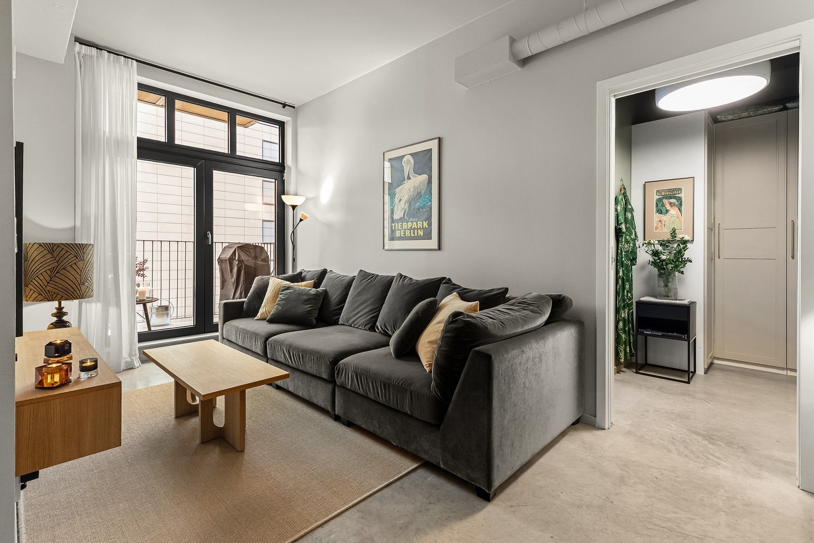 Industrielle elementer med store vinduer, god takhøyde og stramme, moderne linjer. Galleribilde