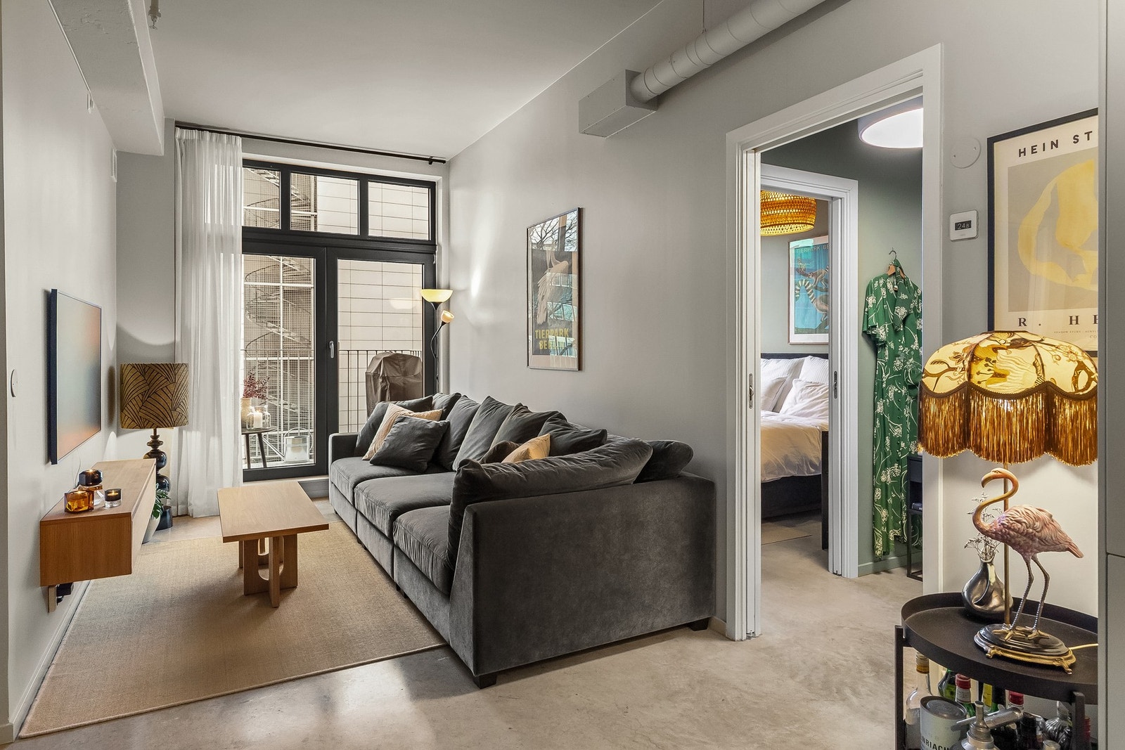 Vannbåren gulvvarme med soneregulering i de fleste rom (elektrisk oppvarming på bad og wc). Galleribilde