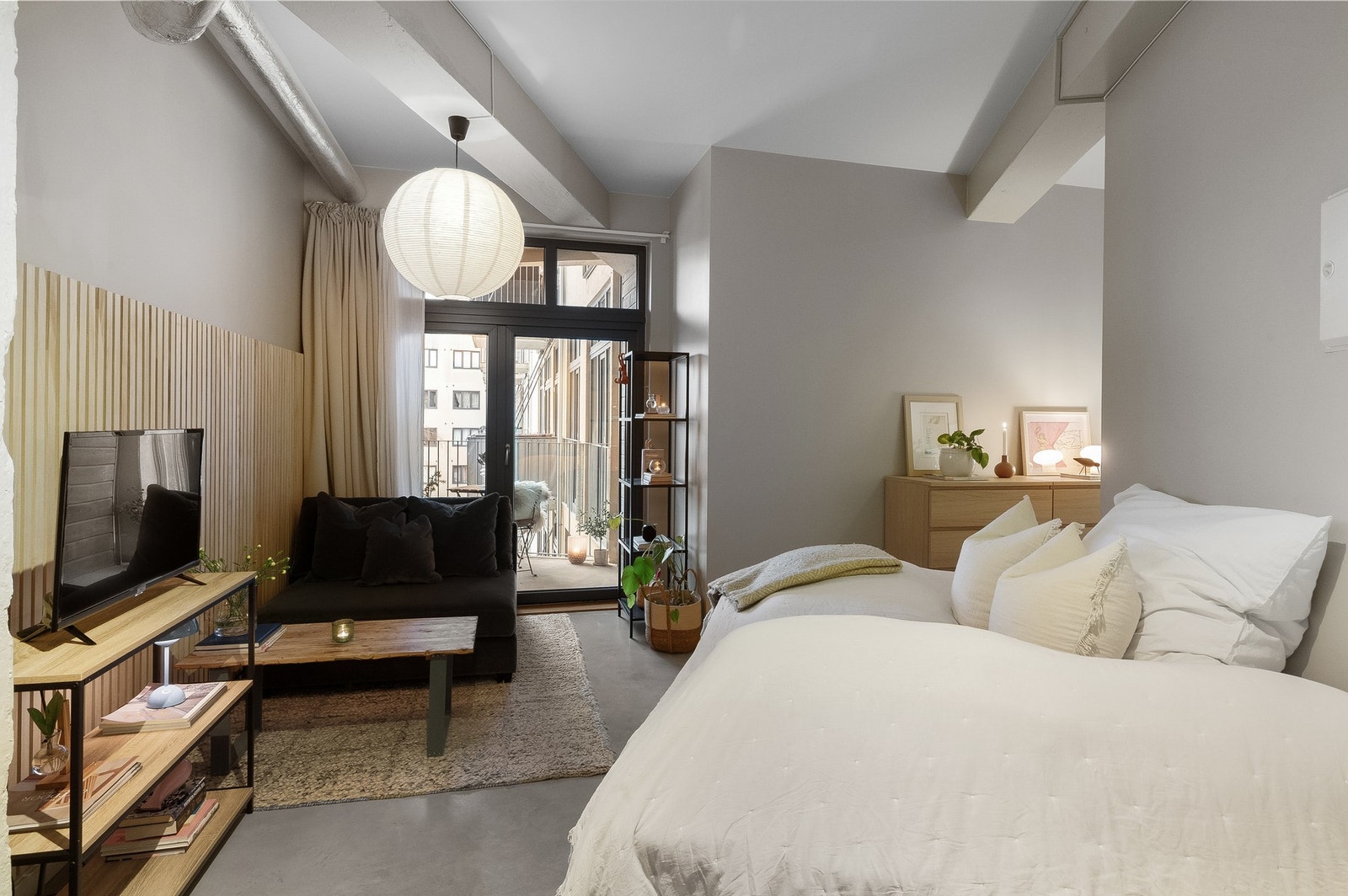 Vindu/balkong vender ut mot rolige omgivelser i bakgården. Galleribilde