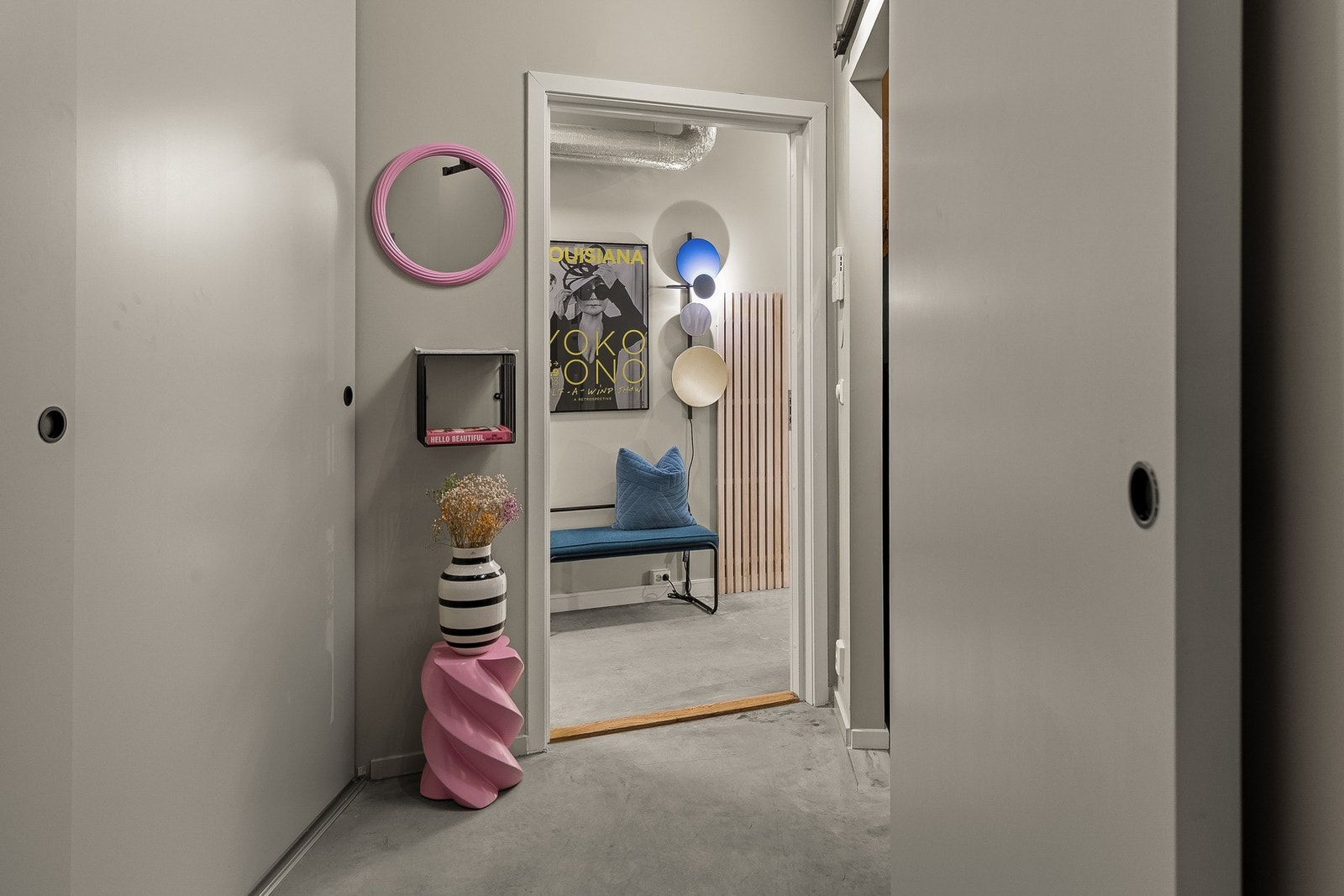 Sett fra leilighetens private gang mot felles gang - for hoveddel og hybel. Galleribilde