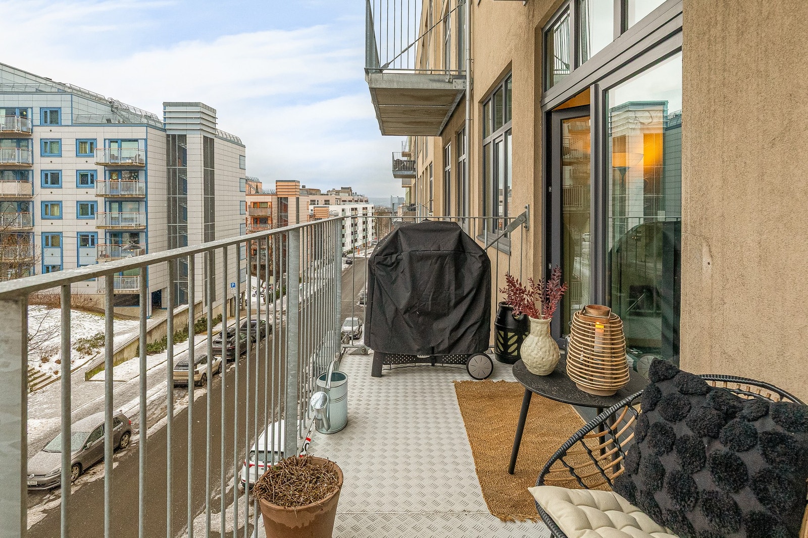 Fritt og luftig i byggets 3. etasje. På sommerstid er det sol på balkongen fra tidlig morgen til ca. kl. 15:00. Galleribilde