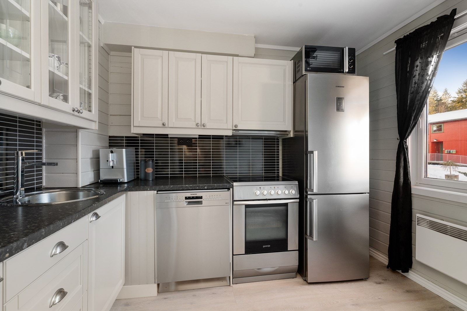 Koselig kjøkken med fin plass til en mindre spisegruppe, og kjøkkeninnredning fra Epoq. Laminat benkeplate med nedfelt, rund oppvaskkum. Galleribilde