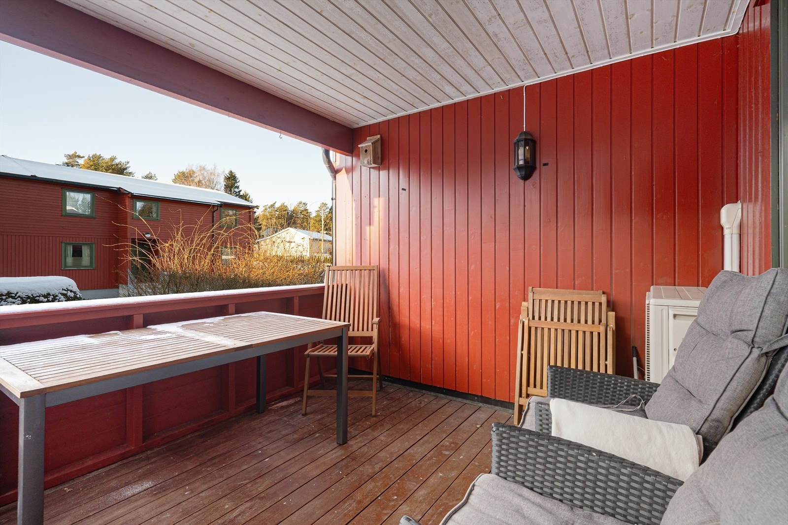 Leiligheten har en romslig og overbygget balkong mot vest, med adkomst fra stuen. Balkongen er utvidet i regi av borettslaget på 2000-tallet. Galleribilde