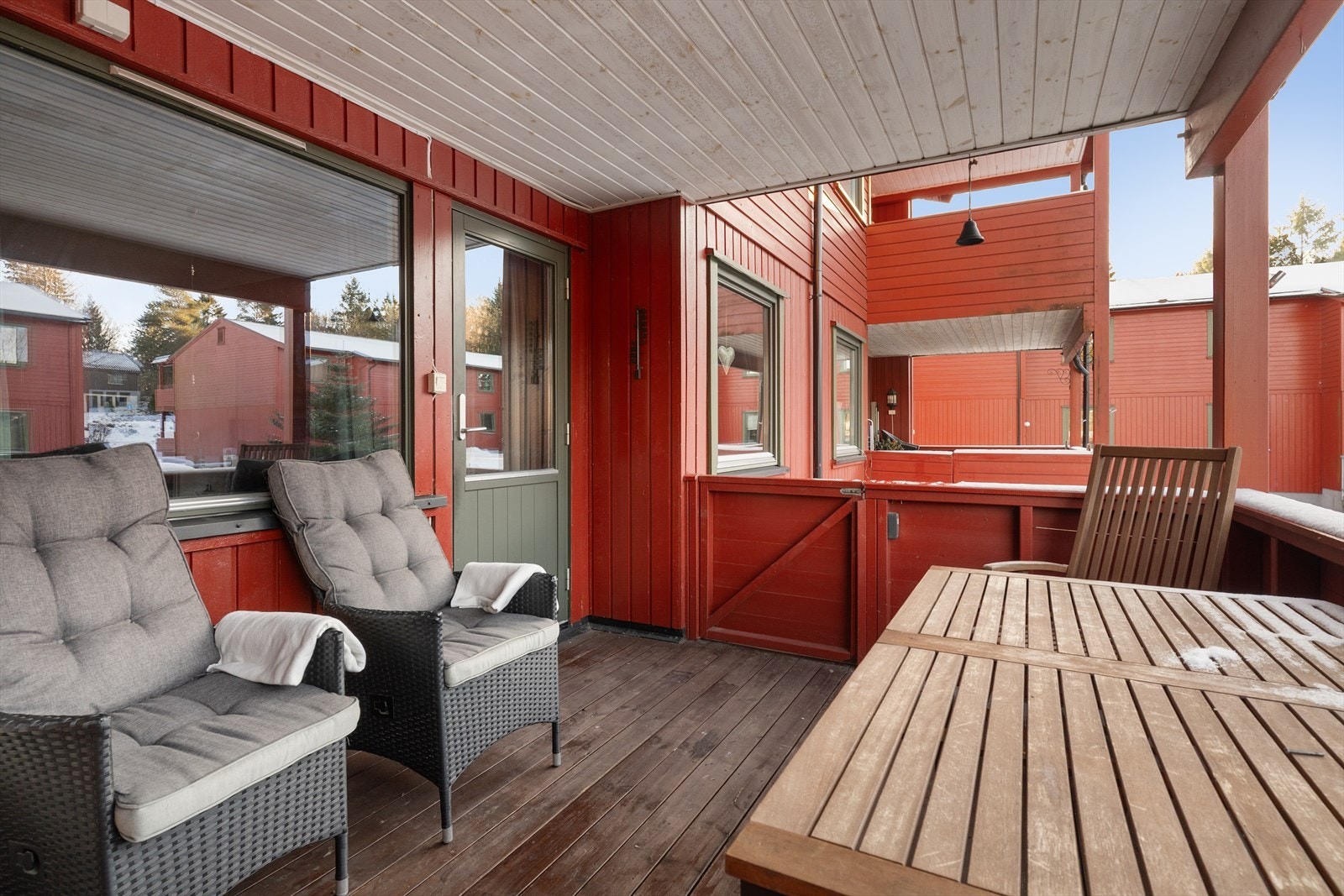 Balkongen ligger lunt til, med fin plass til utemøbler og nedgang til felles platting på bakkenivå, som deles med nærmeste naboleilighet. Galleribilde